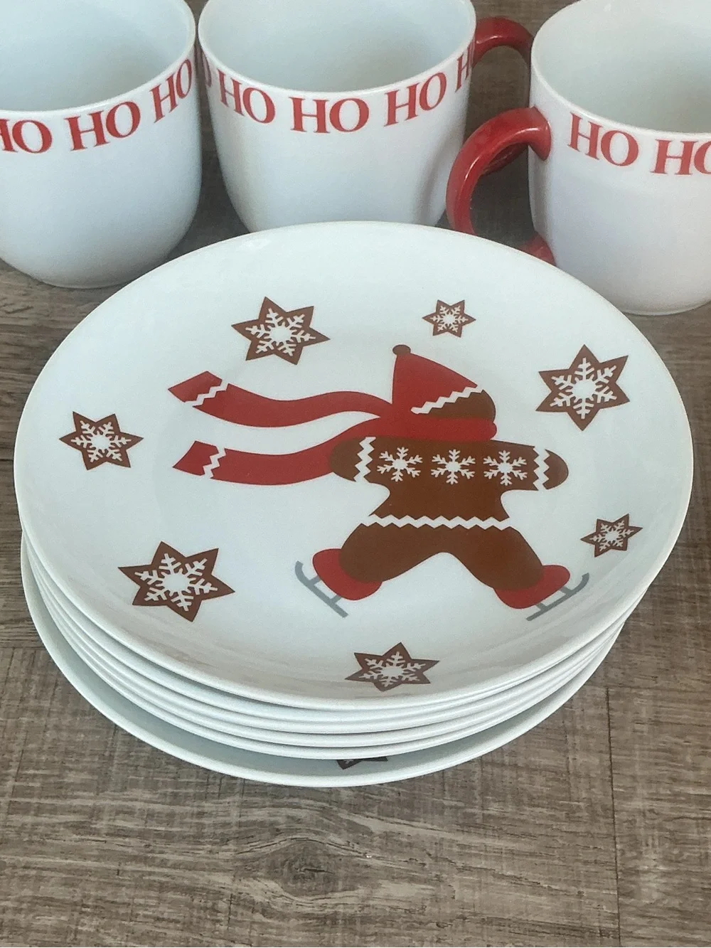 Crate & Barrel Ice Skating Gingerbread Man Holiday Set – 6 Plates 3 Mugs